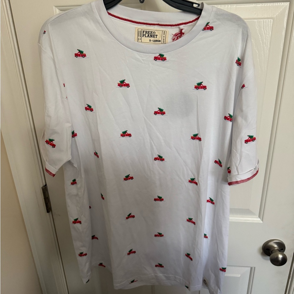 NEW! Men's T-Shirt Free Planet Christmas Trucks Trees White Short Sleeve XL NWT